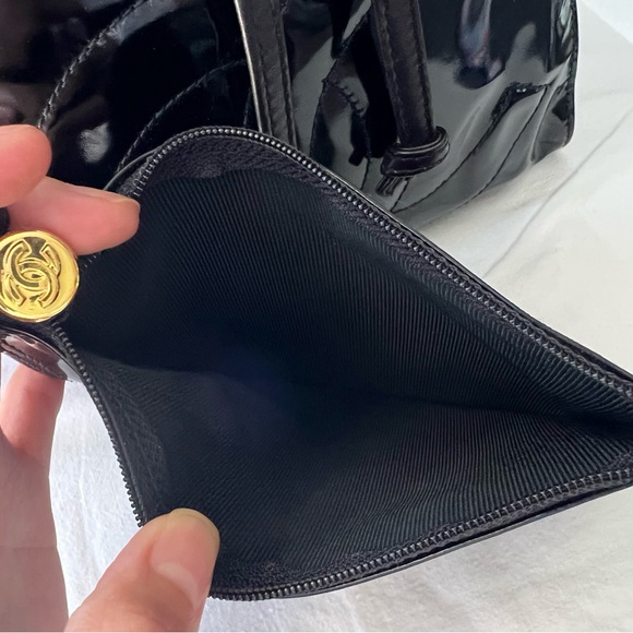 ✨Authentic Chanel Vintage Drawstring CC Bucket Patent Leather Bag✨ - Picture 9 of 16